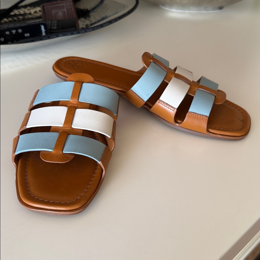 Tory Burch . Size 9,5 M. Stylish Blue and White Slide Sandals